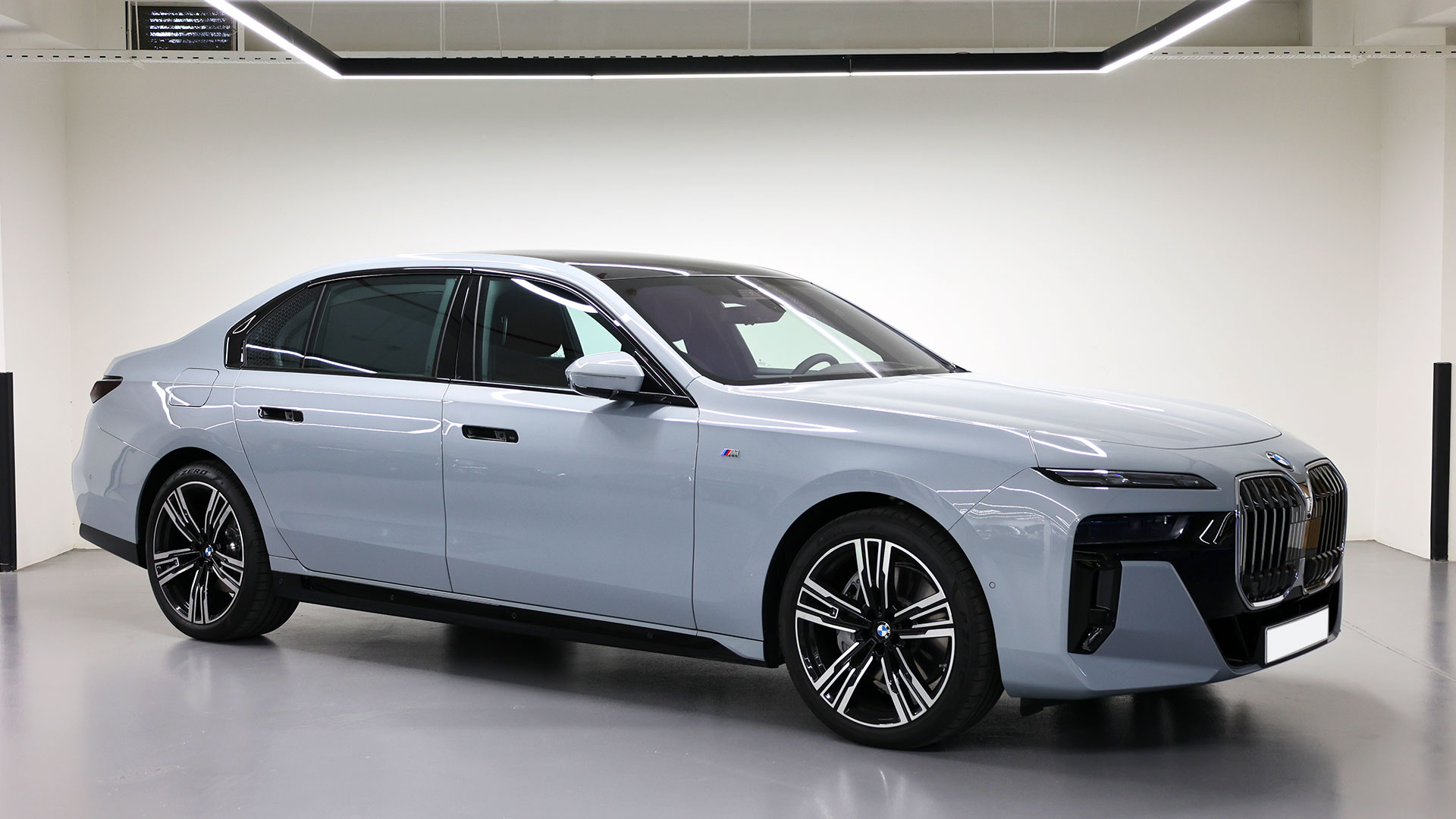 hire BMW 740i in dubai