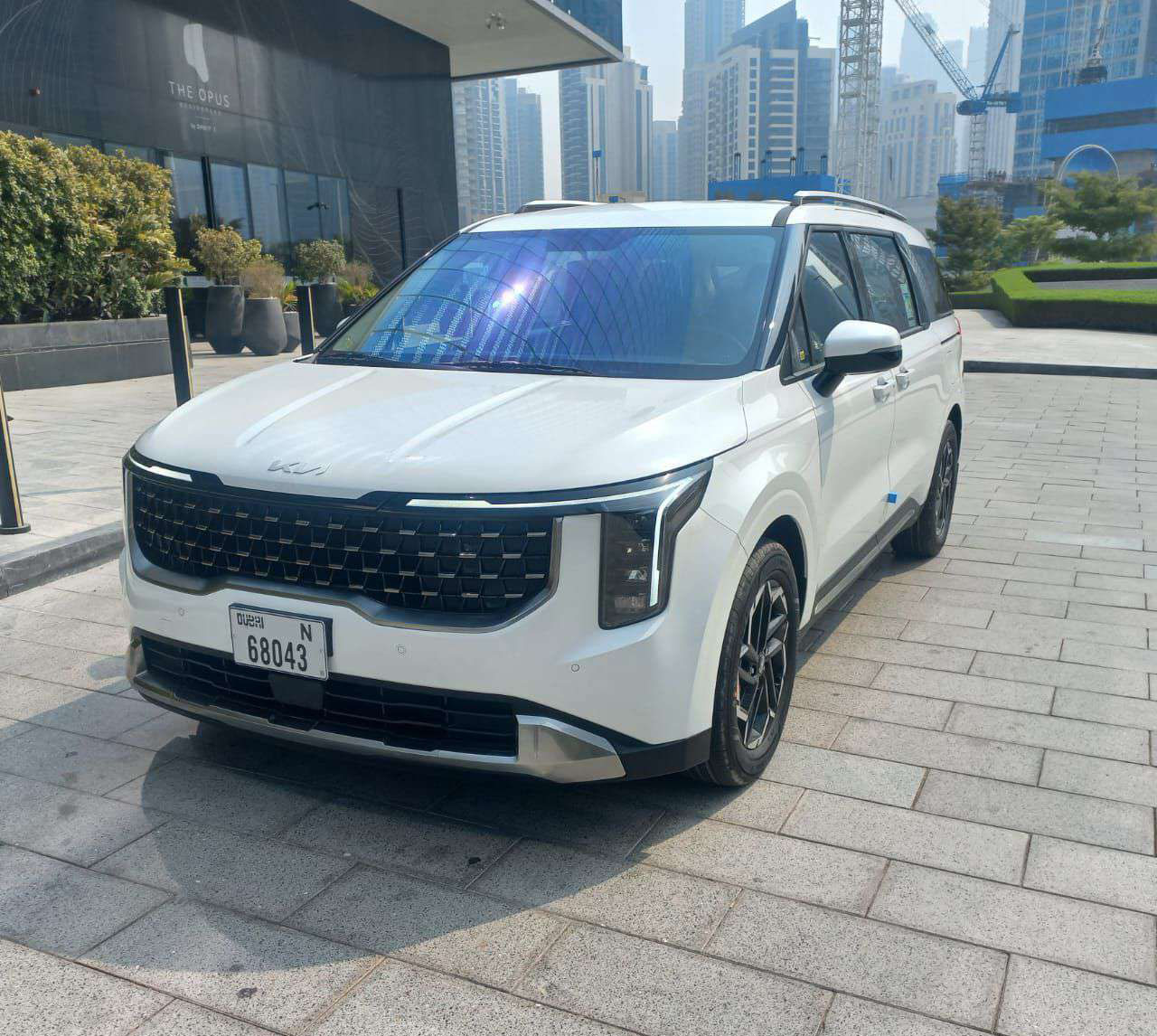 hire Kia Carnival  White in dubai