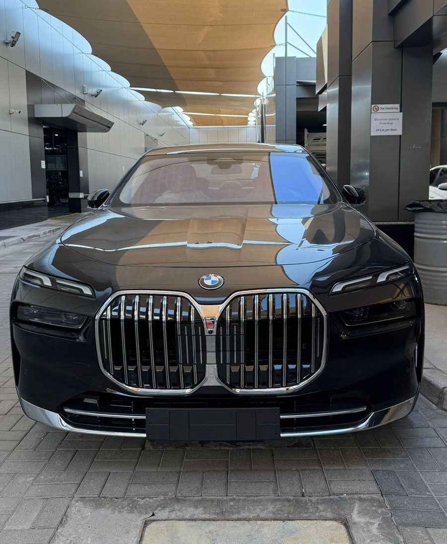 hire BMW 735i Black in dubai
