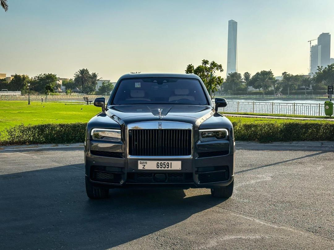 hire Rolls-Royce Cullinan Grey in dubai